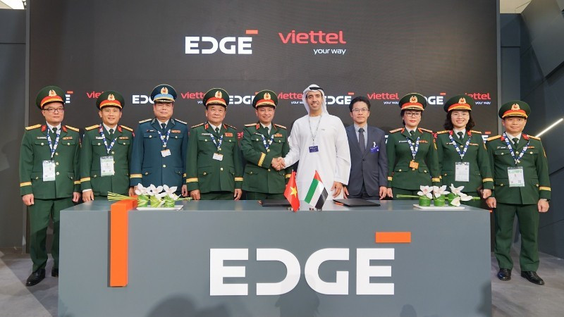 Présence des responsables du groupe Viettel et du groupe émirati EDGE à la cérémonie de signature du protocole d’accord. Photo : VNA