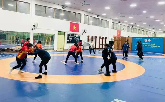 Les jeunes athlètes du pays hôte s’entraînent pour les Championnats d’Asie de lutte U17 et U23. Photo : thethao.sggp.org.vn