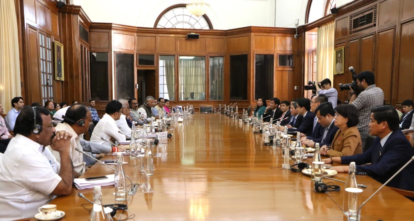 Lors de de la rencontre entre le vice-président de l’Assemblée nationale, Nguyên Duc Hai, et des représentants de la Commission permanente des finances de la Lok Sabha. Photo : VNA