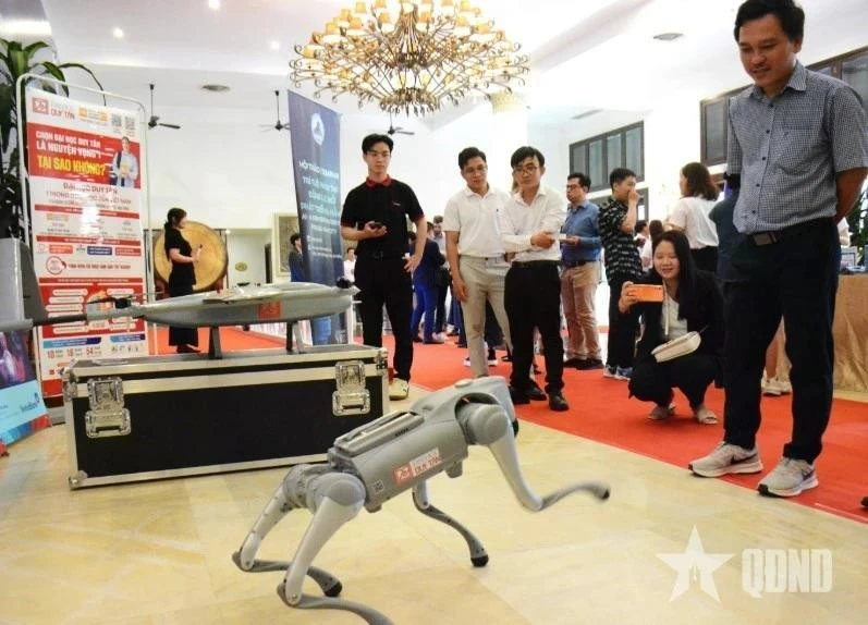Des délégués découvrent des produits d’intelligence artificielle présentés lors d’un atelier sur le thème « L’intelligence artificielle : un nouveau moteur pour le développement de Dà Nang». Photo : qdnd.vn