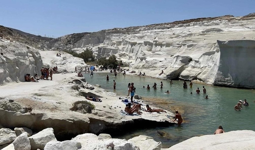 Plage de Sarakiniko sur l’île de Milos, en mer Égée, en Grèce. Photo : Greeka
