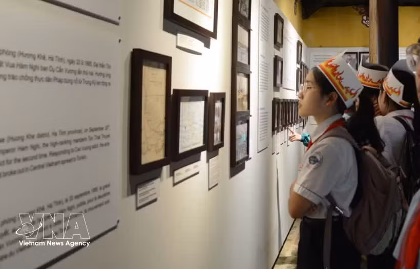 Une exposition consacrée au roi Hàm Nghi offre aux jeunes générations une meilleure compréhension de l’histoire et de la culture nationales, les sensibilisant ainsi davantage à la préservation et à la valorisation du patrimoine. Photo: VNA