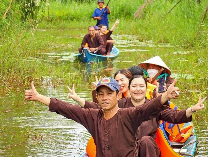 Une randonnée en sampan à travers la forêt de Cà Mau (Sud). Photo : VNA