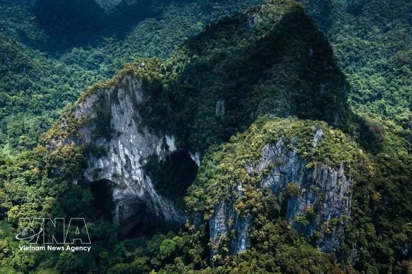 Le parc national de Phong Nha-Ke Bàng présente un paysage de plateaux karstiques et de forêts tropicales, très divers du point de vue géologique et offre des phénomènes spectaculaires, dont de nombreuses grottes et rivières souterraines. Photo: VNA 