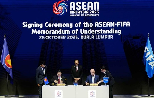 Le président de la FIFA, Gianni Infantino (deuxième à droite), et le secrétaire général de l’ASEAN, Kao Kim Hourn (deuxième à gauche), signent le protocole d’accord ASEAN-FIFA, confirmant ainsi la création d’un nouveau tournoi : la Coupe de l’ASEAN de la FIFA. Photo : FIFA