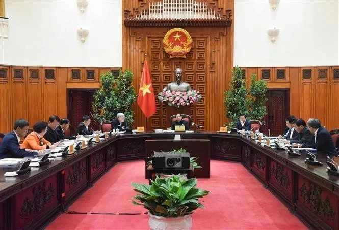 Le Premier ministre Pham Minh Chinh (centre) préside la 9e réunion du Comité directeur du gouvernement sur l’examen de la mise en œuvre de la résolution n°18-NQ/TW du 12e Comité central du Parti. Photo: VNA