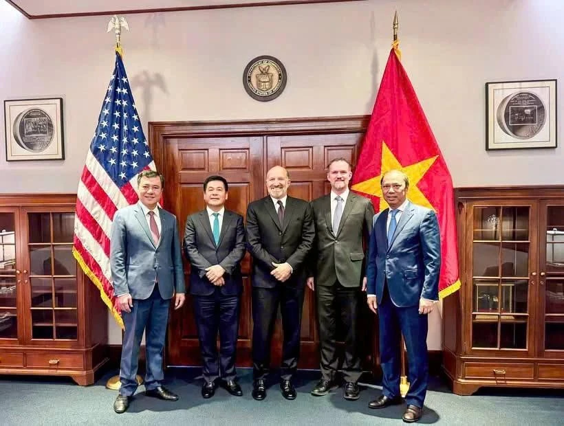 Le ministre vietnamien de l’Industrie et du Commerce, Nguyên Hông Diên (deuxième à partir de la gauche), participe à une séance de négociation avec le secrétaire américain au Commerce, Howard Lutnick, et l’ambassadeur Jamieson Greer, représentant américain au Commerce, à Washington, le 12 juin. Photo : VNA