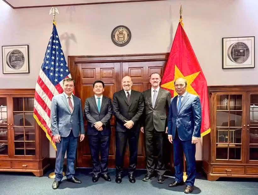 Le ministre vietnamien de l’Industrie et du Commerce, Nguyên Hông Diên (deuxième à partir de la gauche), participe à une séance de négociation avec le secrétaire américain au Commerce, Howard Lutnick, et l’ambassadeur Jamieson Greer, représentant américain au Commerce, à Washington, le 12 juin. Photo : VNA