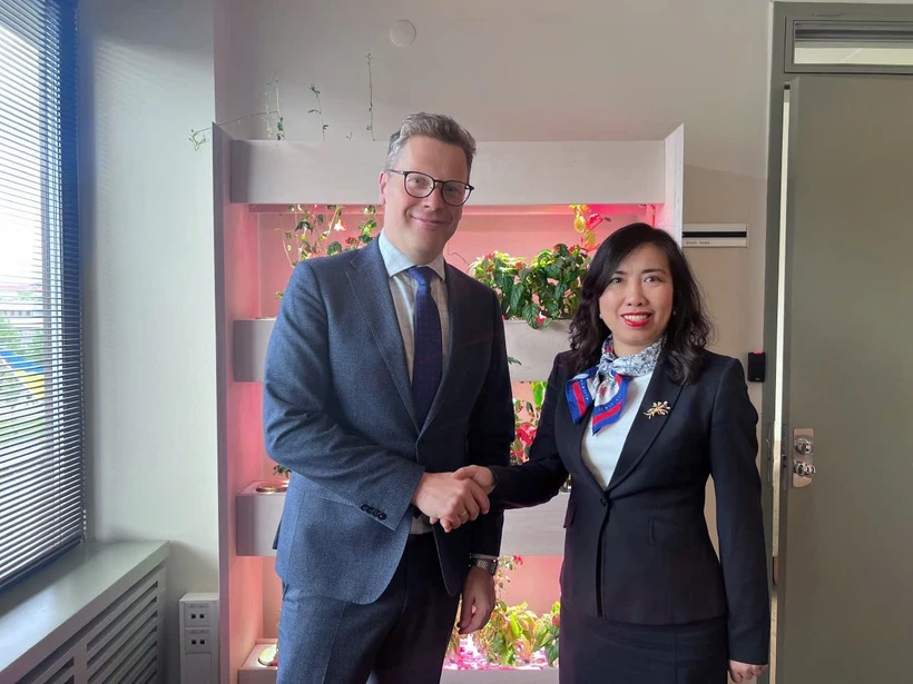 La vice-ministre vietnamienne des Affaires étrangères, Lê Thi Thu Hang et le secrétaire d’État estonien aux Affaires étrangères, Martin Roger. Photo : VNA