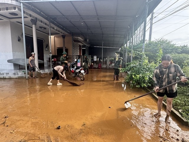 Les gens nettoient la boue après l'inondation de mercredi, qui a inondé plus de 1.000 maisons dans la commune de Da Huoai 3 (Lâm Dông) et emporté cinq autres. Photo : VNA
