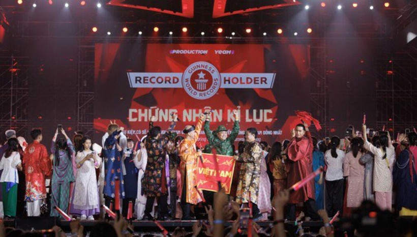 Record Guinness du plus grand nombre de personnes en tenue traditionnelle pour le concert "Anh trai vượt ngàn chông gai". Photo : TP