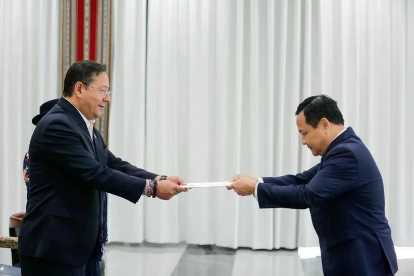 L’ambassadeur du Vietnam au Brésil et en Bolivie, Bui Van Nghi (à droite), présente ses lettres de créance au président bolivien Luis Alberto Arce. Photo : VNA