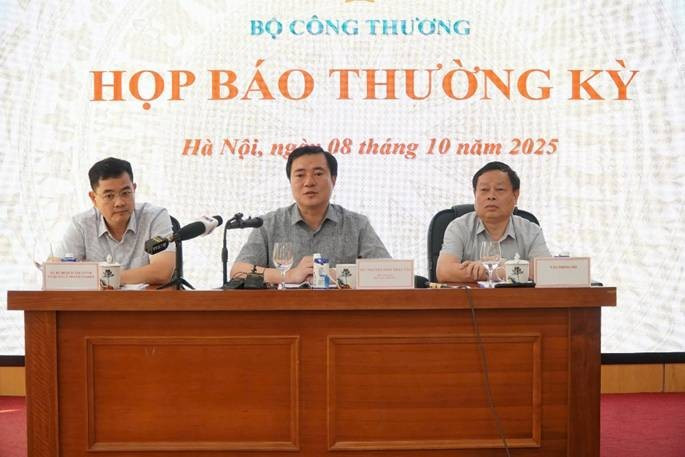 Le vice-ministre de l’Industrie et du Commerce, Nguyên Sinh Nhât Tân (centre) lors de la conférence de presse, à Hanoi, le 8 octobre. Photo: moit.gov.vn