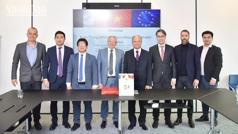 Des délégués de l’Ambassade du Vietnam en France et de la Chambre de Commerce et d’Industrie de la région Alsace-Eurométropole. Photo : nhandan.vn