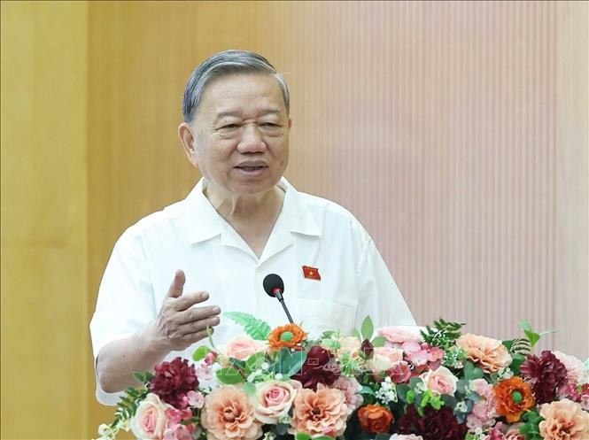Le secrétaire général du Parti, Tô Lâm, s’adresse aux électeurs des arrondissements de Ba Dinh, Hai Ba Trung et Dông Da, le 17 avril. Photo : VNA
