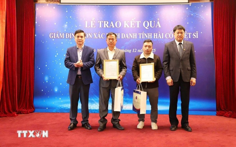 Remise de l’annonce du résultat de l’identification ADN des restes d’un martyr à son proche. Photo : VNA