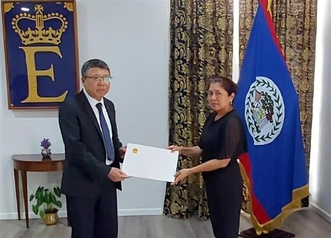 L’ambassadeur du Vietnam au Mexique concomitamment au Belize, Nguyên Van Hai (à gauche), présente ses lettres de créance à la gouverneure générale du Belize, Dame Froyla Tzalam, 14 juillet. Photo : VNA