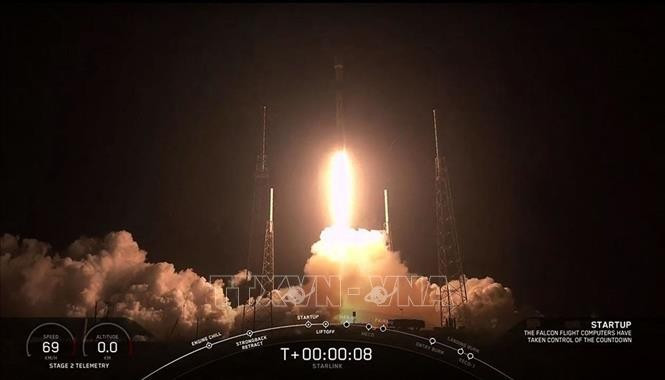 La société spatiale SpaceX d'Elon Musk lance la première grappe de sa constellation de satellites grâce à sa célèbre fusée Falcon 9. Photo: AP/VNA