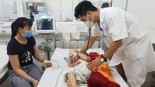 Un enfant atteint du syndrome main-pied-bouche reçoit des soins dans un hôpital à Hanoi. Photo : anninhthudo.vn