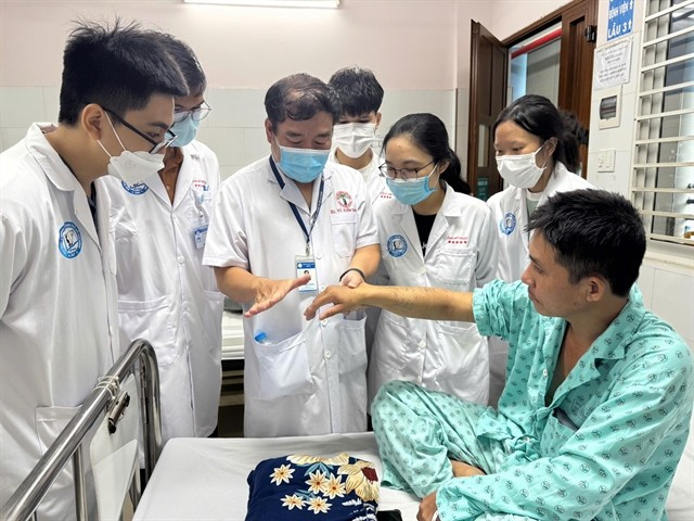 Le Dr Vu Xuân Thành examine un patient et guide les étudiants en médecine lors d’une séance de pratique clinique. Photos : suckhoedoisong.vn