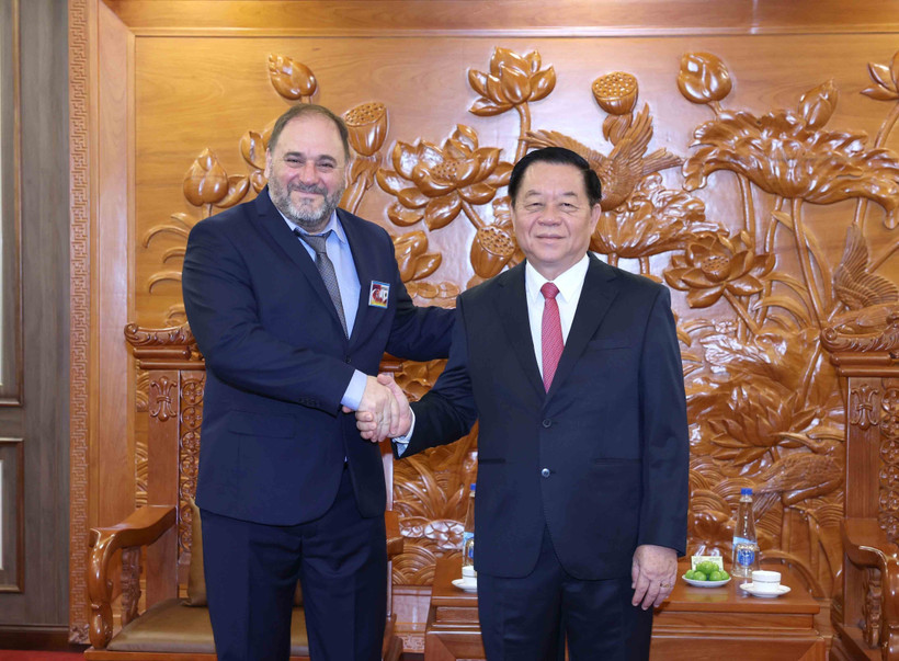 Le président de la Commission de la sensibilisation, de l'éducation et de la mobilisation des masses du Comité central du PCV, Nguyên Trong Nghia (à droite) et le membre du Politburo, secrétaire central chargé de l'organisation et de la politique du personnel du Parti communiste d'Uruguay (PCU), Guillermo Rehermann Armesto. Photo : VNA