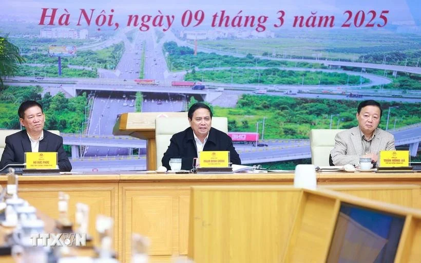 Le Premier ministre Pham Minh Chinh (centre) présidant la 16e session du comité de pilotage de l’État pour les projets nationaux de transport clés. Photo: VNA