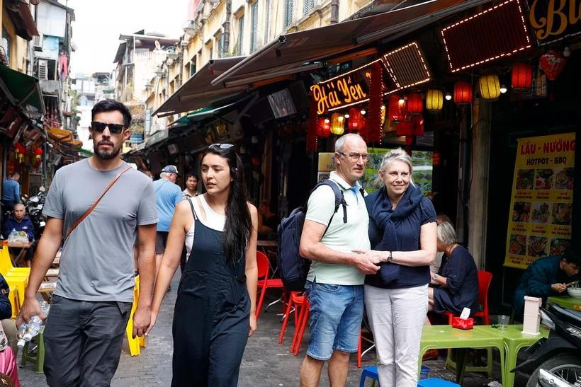 Des touristes internationaux visitent le vieux quartier de Hanoi. Photo : VNA
