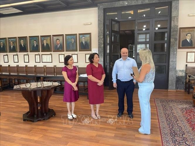 La délégation de l’ambassade du Vietnam en Grèce travaille avec Chalkias Konstantinos, maire adjoint de Rhodes chargé de l’économie, des finances et du patrimoine culturel. Photo : VNA