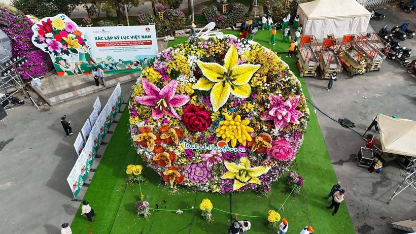 Le plus grand bouquet de fleurs du Vietnam mesure 12,5 mètres de long, 8 mètres de diamètre à l’avant et 2 mètres à la base, pour un poids total estimé à environ 10 tonnes. Photo : tcdulichtphcm.vn
