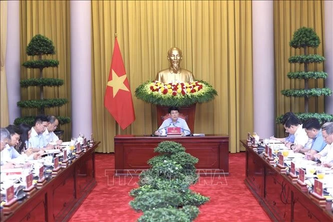 Le président de la République, Luong Cuong (centre) lors de la séance de travail avec le Bureau présidentiel, à Hanoi, le 2 juin. Photo : VNA