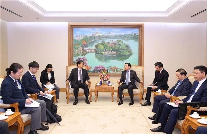 Le vice-Premier ministre Trân Hông Hà (à droite, au centre) recevant l’ambassadeur du Japon au Vietnam Ito Naoki, à Hanoi, le 25 février. Photo : VNA