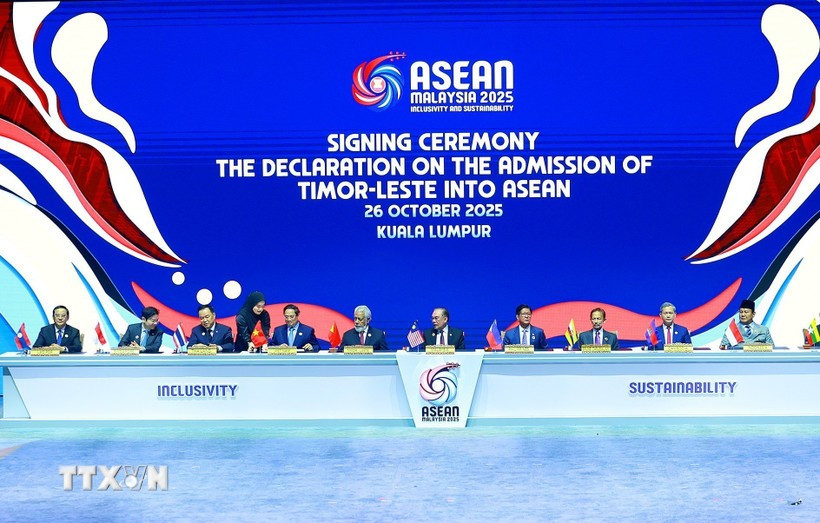 Vue de la cérémonie de signature de la déclaration sur l’adhésion du Timor-Leste à l’ASEAN, au 47ᵉ Sommet de l’ASEAN et des sommets connexes, à Kuala Lumpur, en Malaisie, le 26 octobre 2025. Photo: VNA