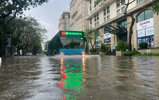 De nombreux endroits à Hanoi sont exposés à un risque élevé d’inondation. Photo: suckhoedoisong.vn