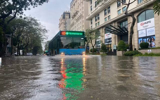 De nombreux endroits à Hanoi sont exposés à un risque élevé d’inondation. Photo: suckhoedoisong.vn
