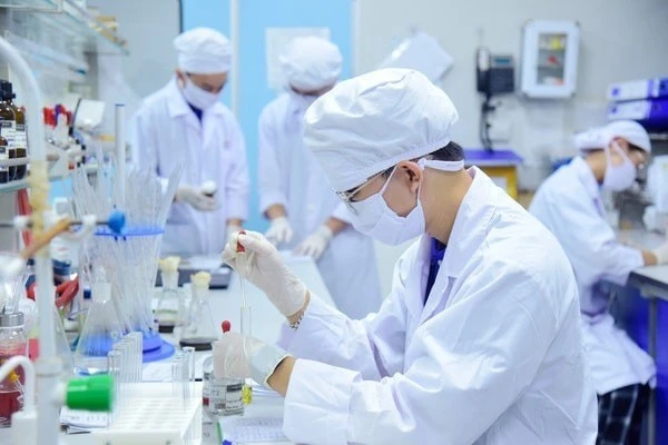 En 2024, seulement 20 médicaments inventés ont été transférés par des entreprises multinationales comme AstraZeneca, Servier, Viatris au Vietnam, dont seulement 3 ont reçu un numéro d’enregistrement. Photo : baodautu.vn