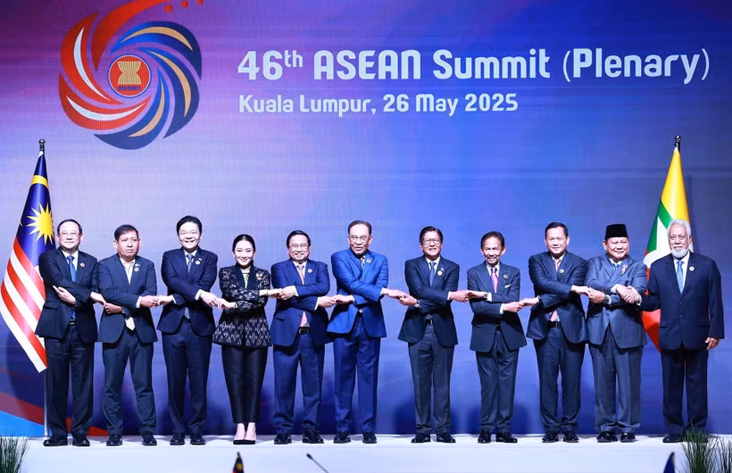Les dirigeants des pays membres de l’ASEAN et du Timor-Leste lors de la séance plénière du 46e Sommet de l’ASEAN à Kuala Lumpur, en Malaisie, le 26 mai. Photo : VNA