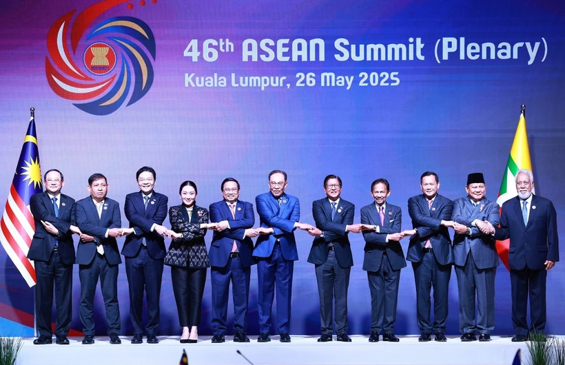 Les dirigeants des pays membres de l’ASEAN et du Timor-Leste lors de la séance plénière du 46e Sommet de l’ASEAN à Kuala Lumpur, en Malaisie, le 26 mai. Photo : VNA