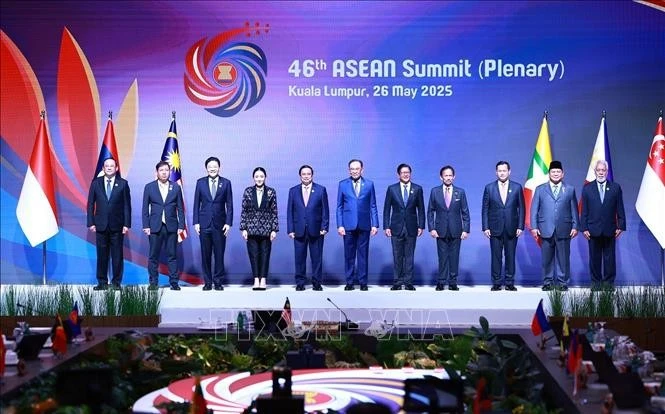 Le Premier ministre Pham Minh Chinh et les dirigeants des pays de l'ASEAN et du Timor-Leste assistent à la session plénière du 46e Sommet de l'ASEAN. Photo: VNA