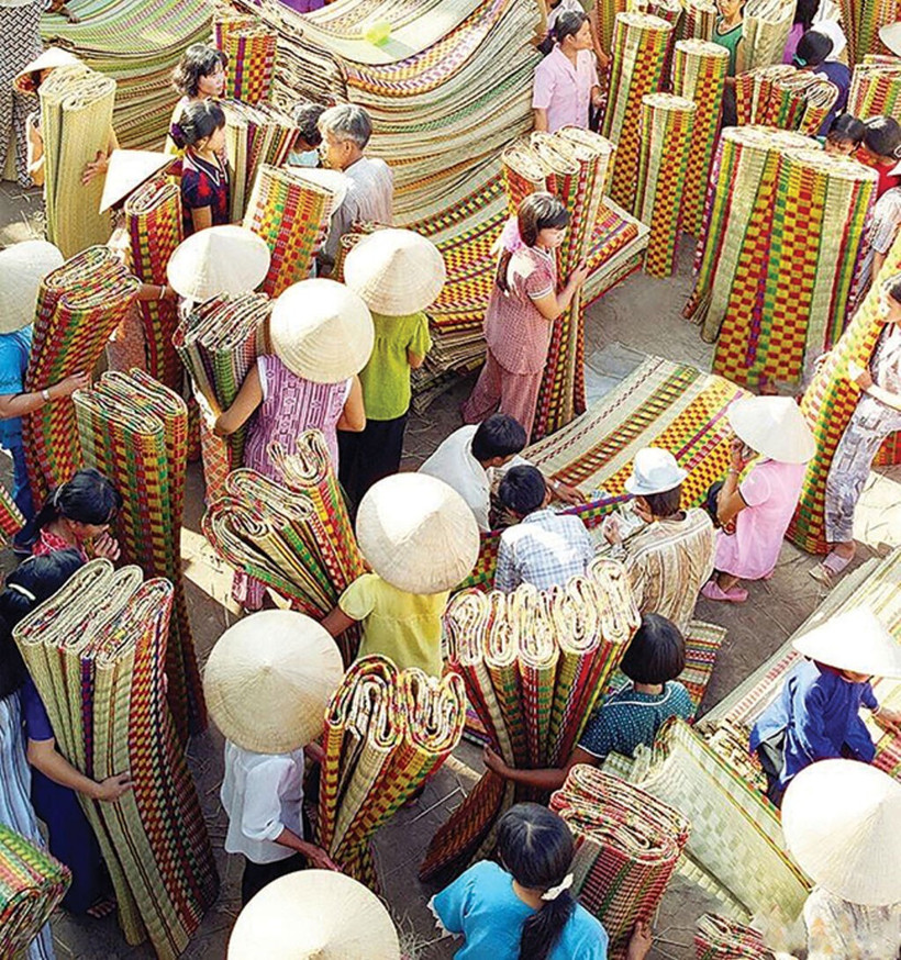 Un marché vendant des nattes de Ban Thach. Photo : https: tourdanangcity.vn