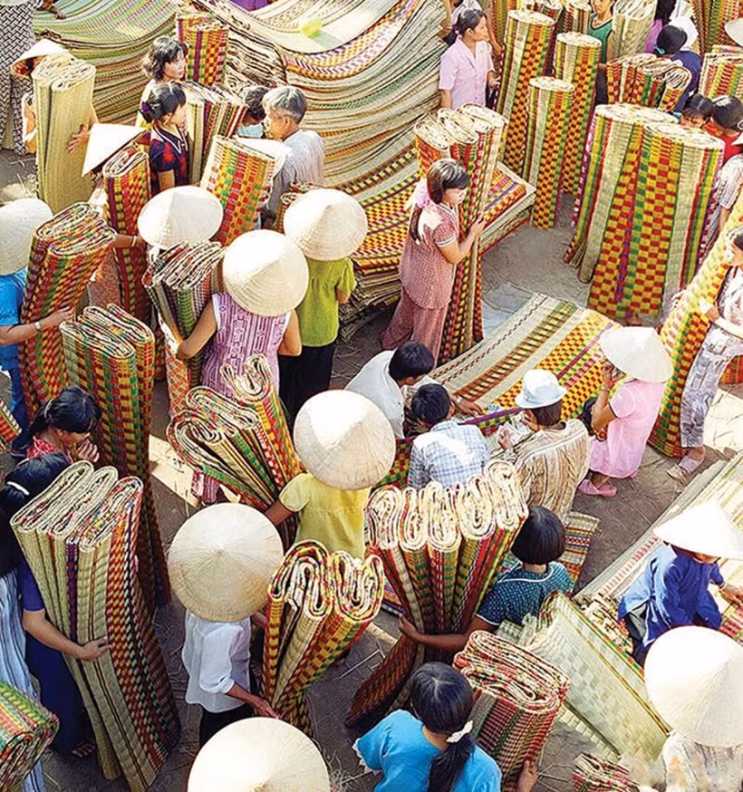Un marché vendant des nattes de Ban Thach. Photo : https: tourdanangcity.vn