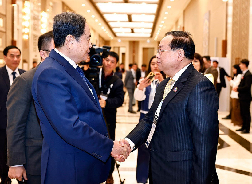Le président de l’Assemblée nationale, Trân Thanh Mân (à gauche) serre la main du président de la Commission des affaires étrangères de l’Assemblée nationale du Laos, Sanya Praseuth. Photo: VNA