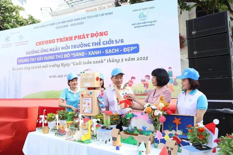 L’Union des femmes de Hanoï a offert des produits respectueux de l’environnement, tels que des sacs en tissu et des pinces de ramassage des déchets, aux équipes participantes lors de la campagne de nettoyage général de l’environnement. Photo : baodautu.vn