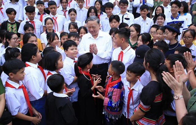 Le secrétaire général du Parti communiste du Vietnam, Tô Lâm, avec d’excellents élèves. Photo : ministère de l’Education et de la Formation