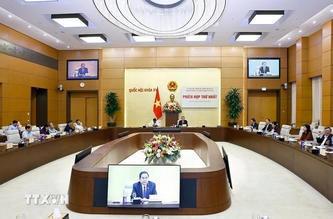 Les membres du Comité d’amendement de la Constitution lors d’un vote lors de la réunion, à Hanoi, le 5 mai. Photo : VNA