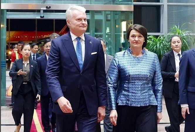 Le président lituanien Gitanas Nausėda et son épouse Diana Nausėdienė, à leur arrivée à l’aéroport international de Nôi Bài, à Hanoi, le 11 juin. Photo : VNA