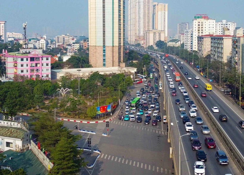 Des files de voitures sur la route pendant le Têt du Serpent 2025, à Hanoi. Photo; VNA