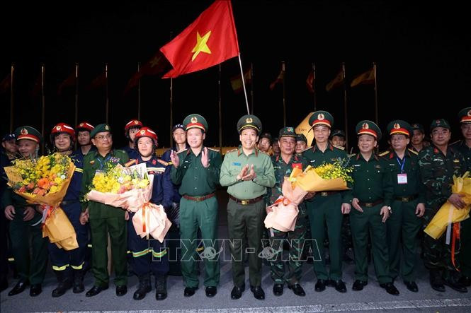 Le vice-ministre de la Défense, Vu Hai San et le vice-ministre de la Sécurité publique, Le Van Tuyen ont accueilli les secouristes à l’issue de leur mission internationale et à leur retour du Myanmar. Source : VNA
