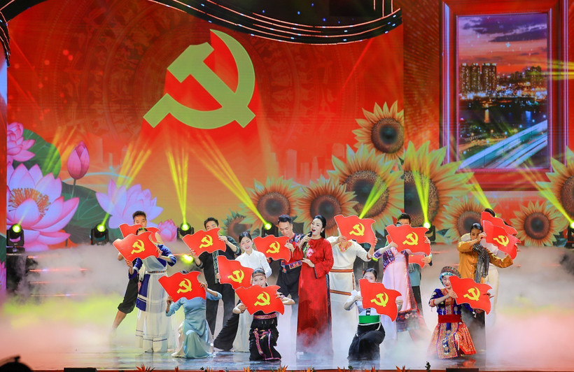 Une représentation dans le cadre du programme politico-artistique intitulé « Duong lên phia truoc » (La voie à suivre), à Hanoi, le 4 février. Photo : VNA