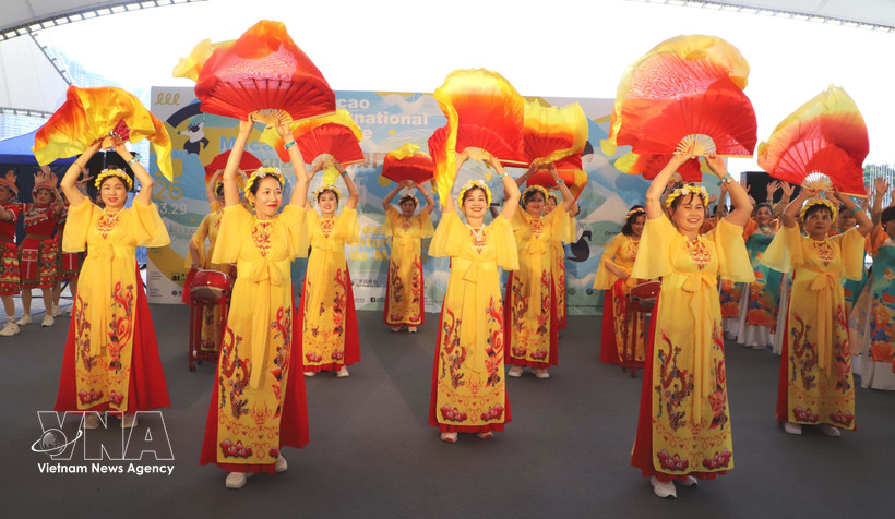 La délégation vietnamienne ouvre la marche du Défilé international de Macao 2026. Photo: VNA