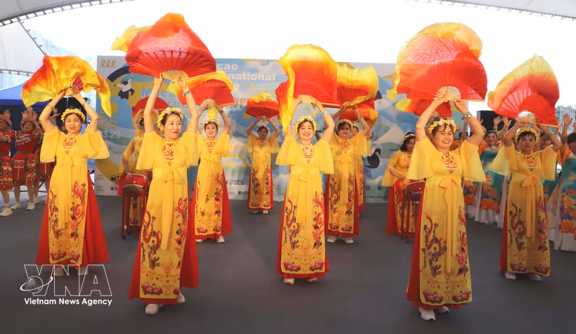 La délégation vietnamienne ouvre la marche du Défilé international de Macao 2026. Photo: VNA